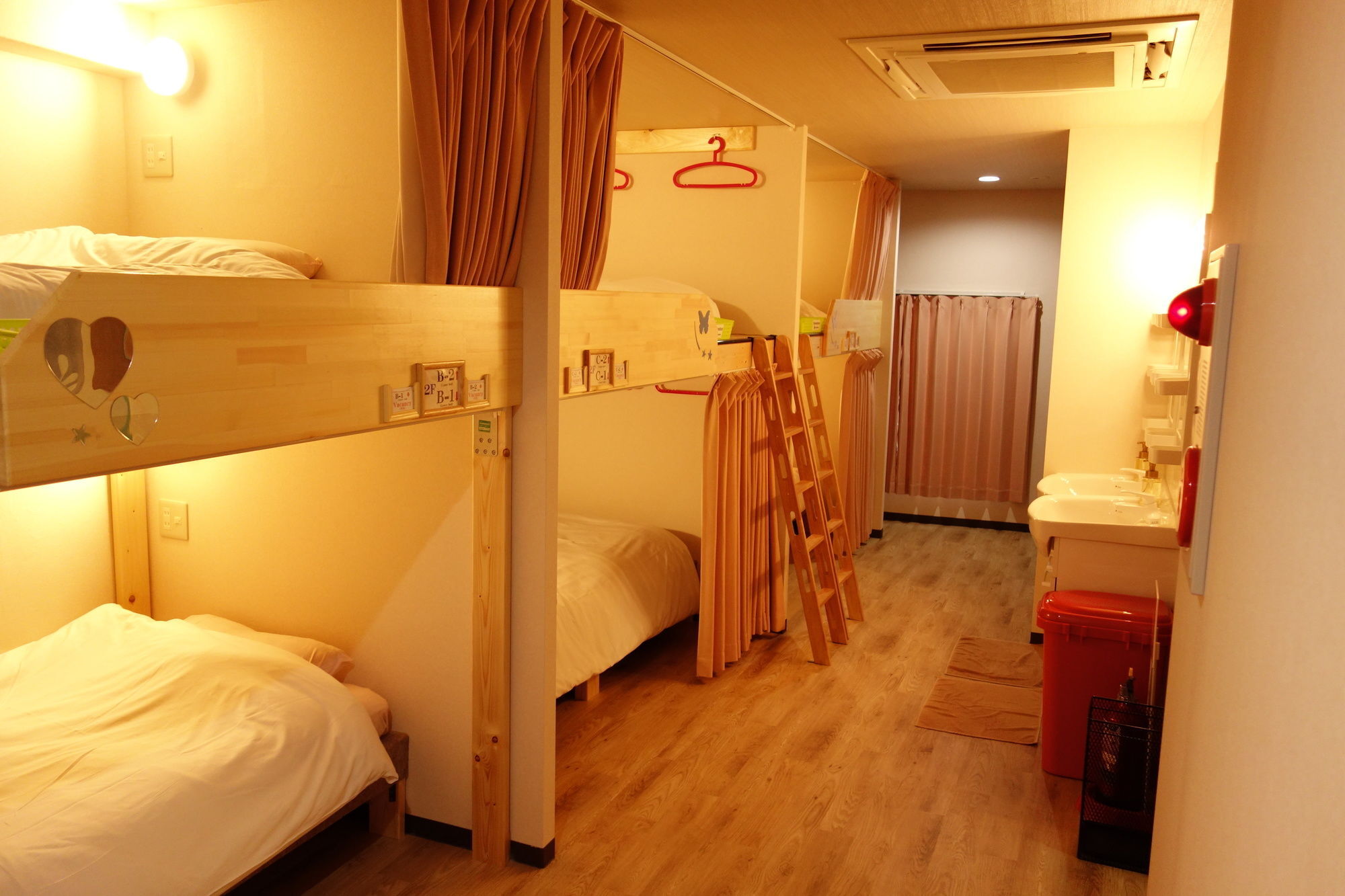 Kens House Hotel Osaka Exterior photo